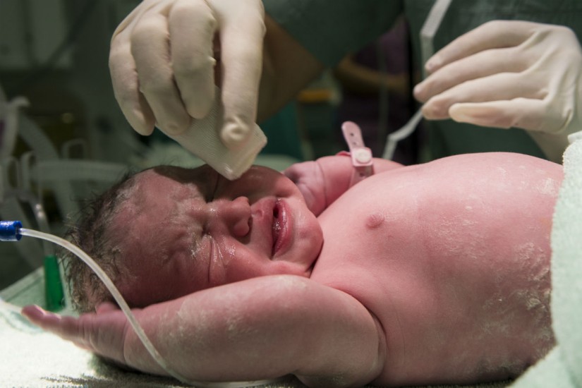 Passada meia hora do comunicado oficial das equipes médicas à família, a mãe da criança levou um susto quando, ao abraçar o corpo do filho num momento de despedida, percebeu que a criança voltara a respirar ainda em seus braços.